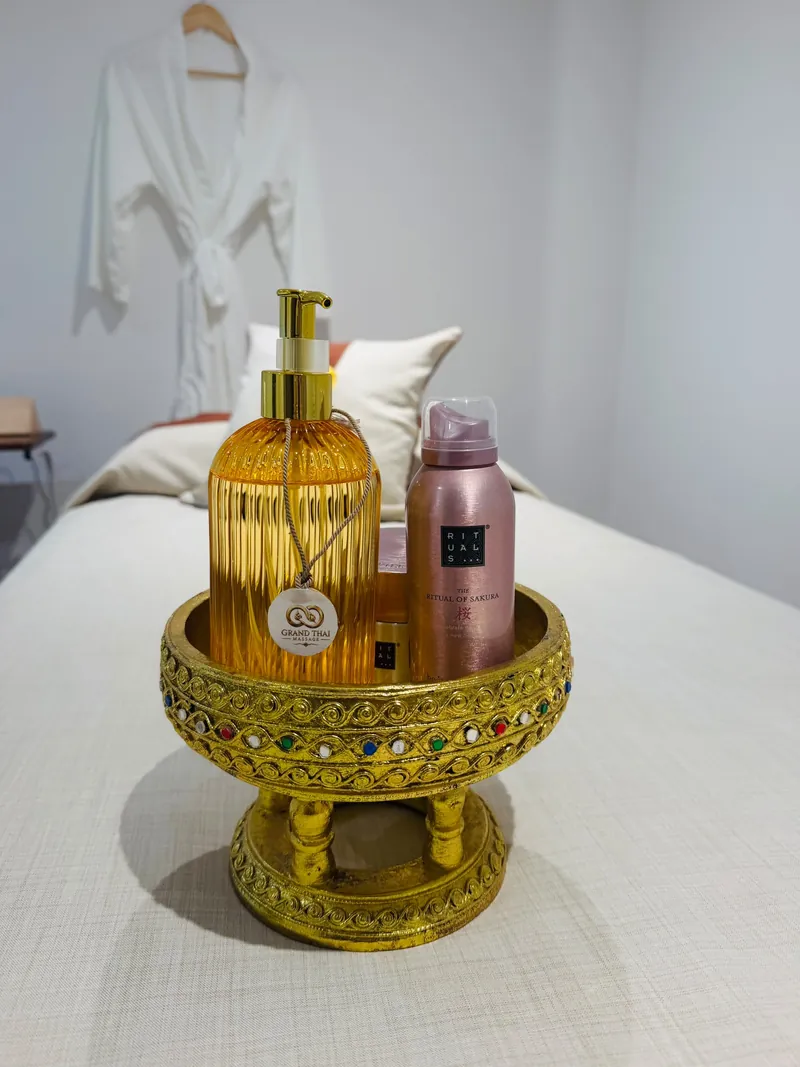 Goldene thailändische Schale mit Massageölen